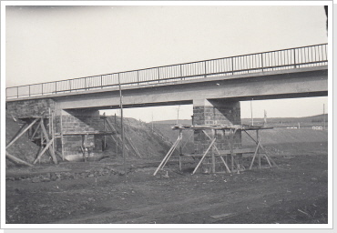 Feldweg&uuml;berf&uuml;hrung bei Schilbach in Bau M&auml;rz 1936