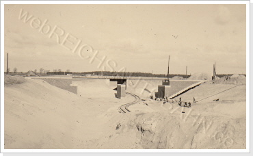 Baustelle der Eisenbahn&uuml;berf&uuml;hrung bei Coswig, im Hintergrund ist die &Uuml;berf&uuml;hrung der AS Coswig ca. 1937